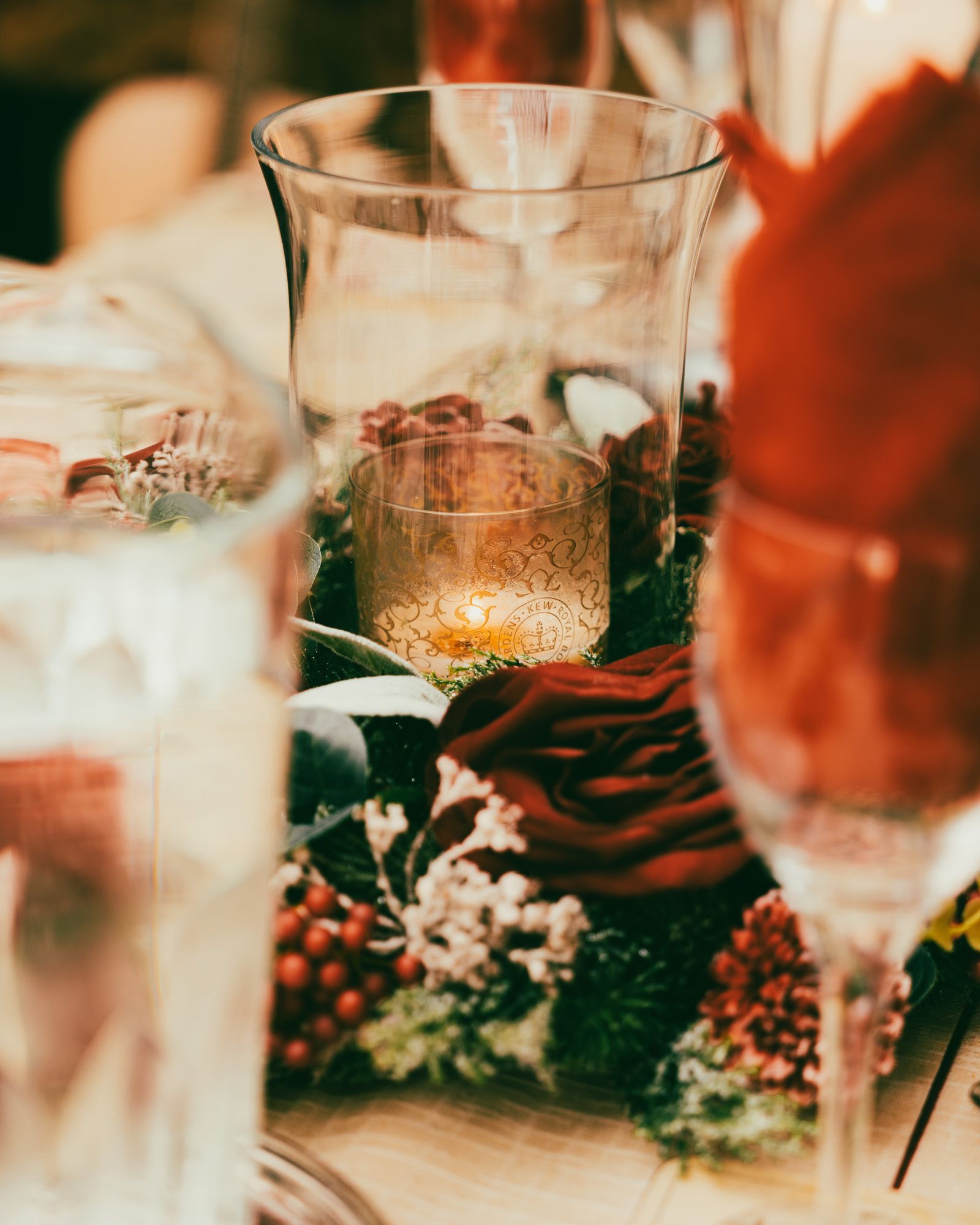 Detaljene på det juledekkede bordet