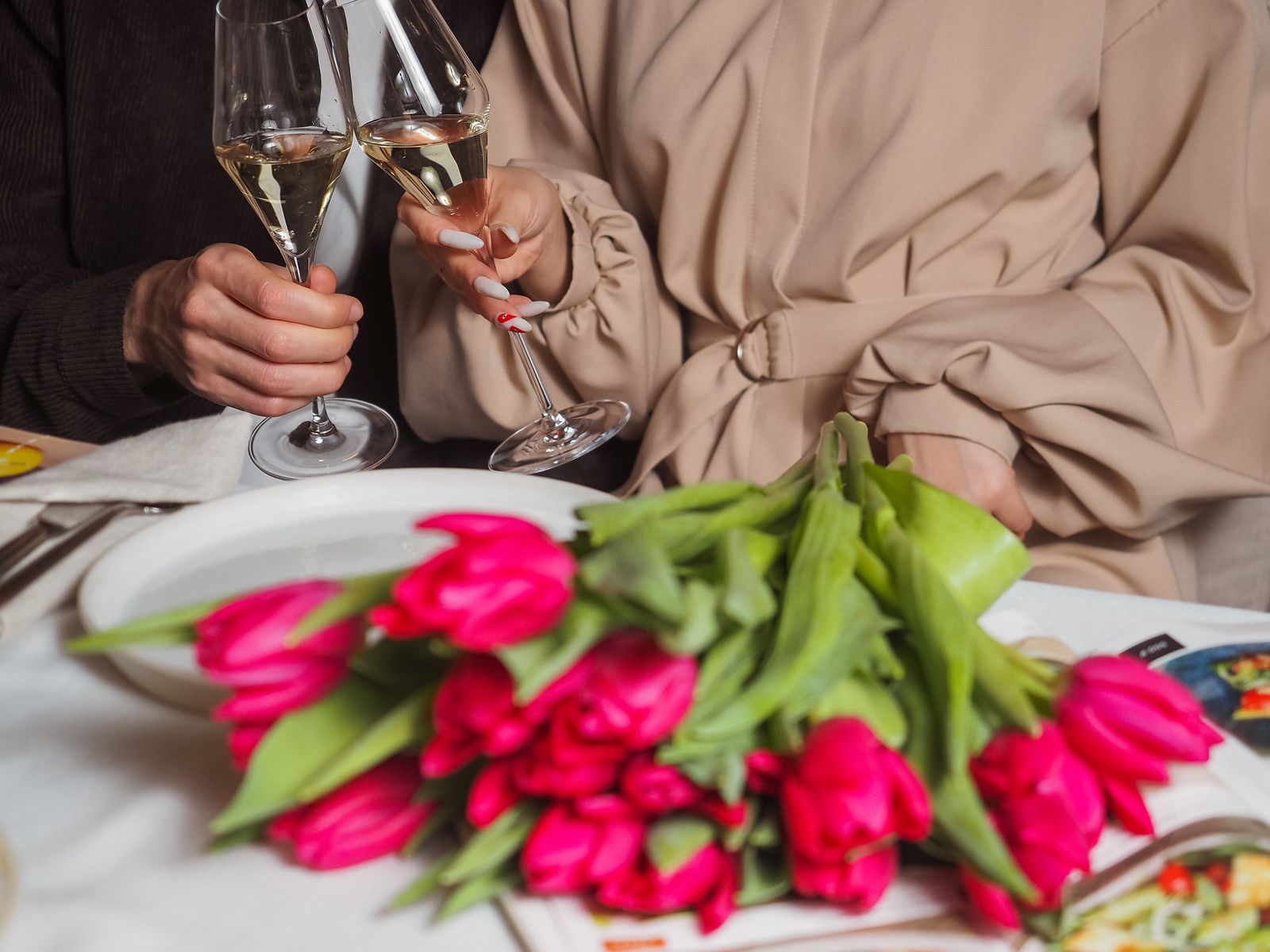 Skål i bobler over tulipanene