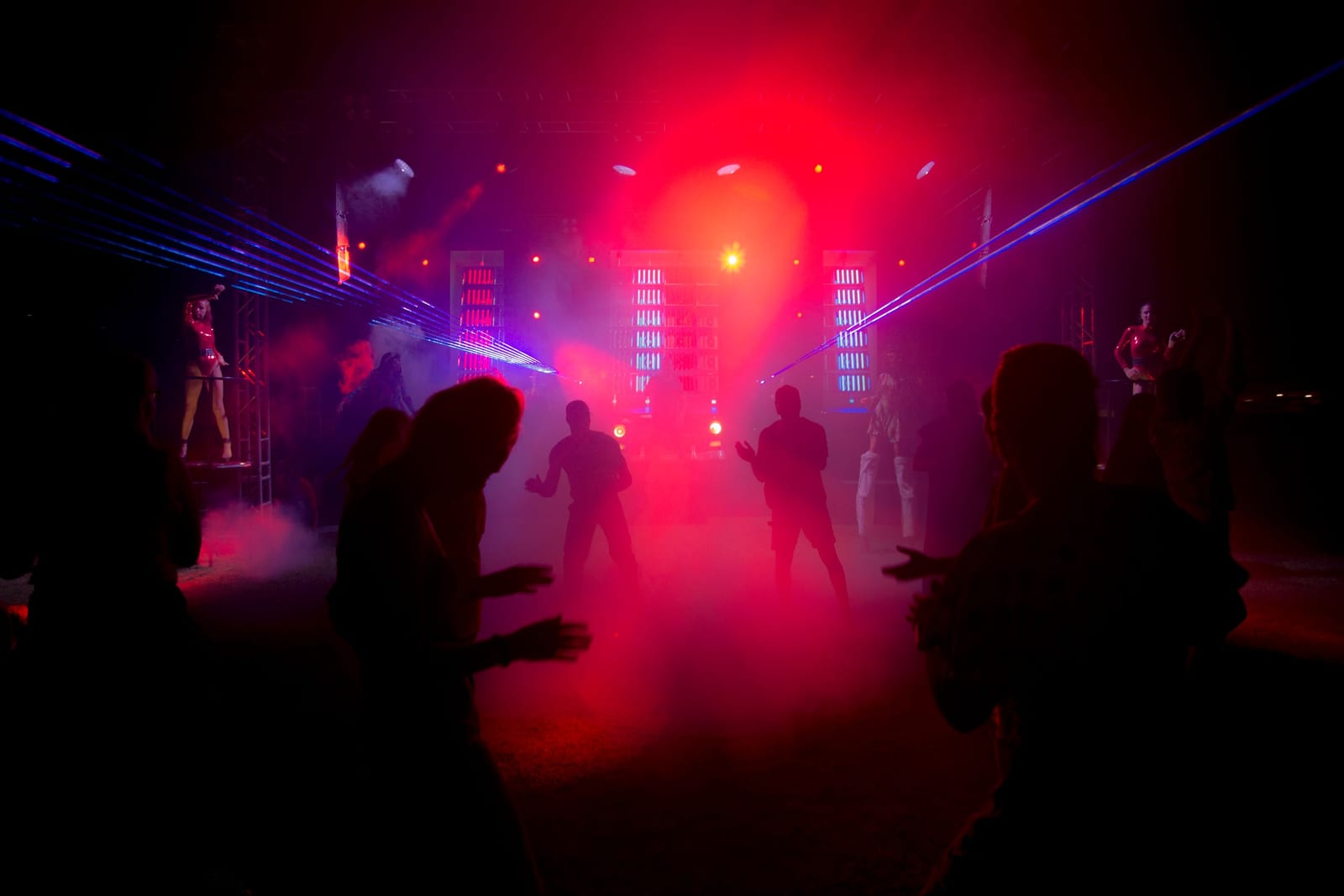 Silhuetter på dansegulvet i laserlys