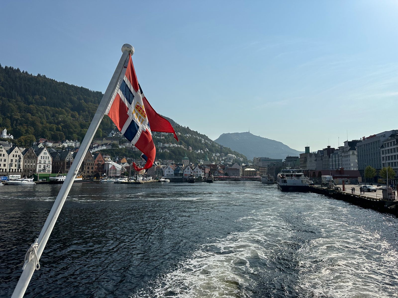 Hele gjengen samlet rundt bordet