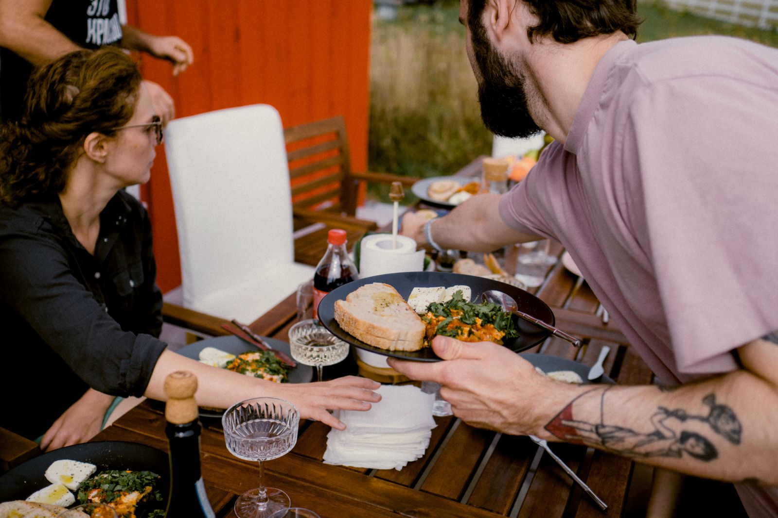 Maten serveres ved langbordet